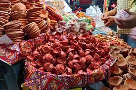 ದೀಪಾವಳಿ ಹಬ್ಬದ ಮಾರುಕಟ್ಟೆಯಲ್ಲಿ "ದೇವರು"