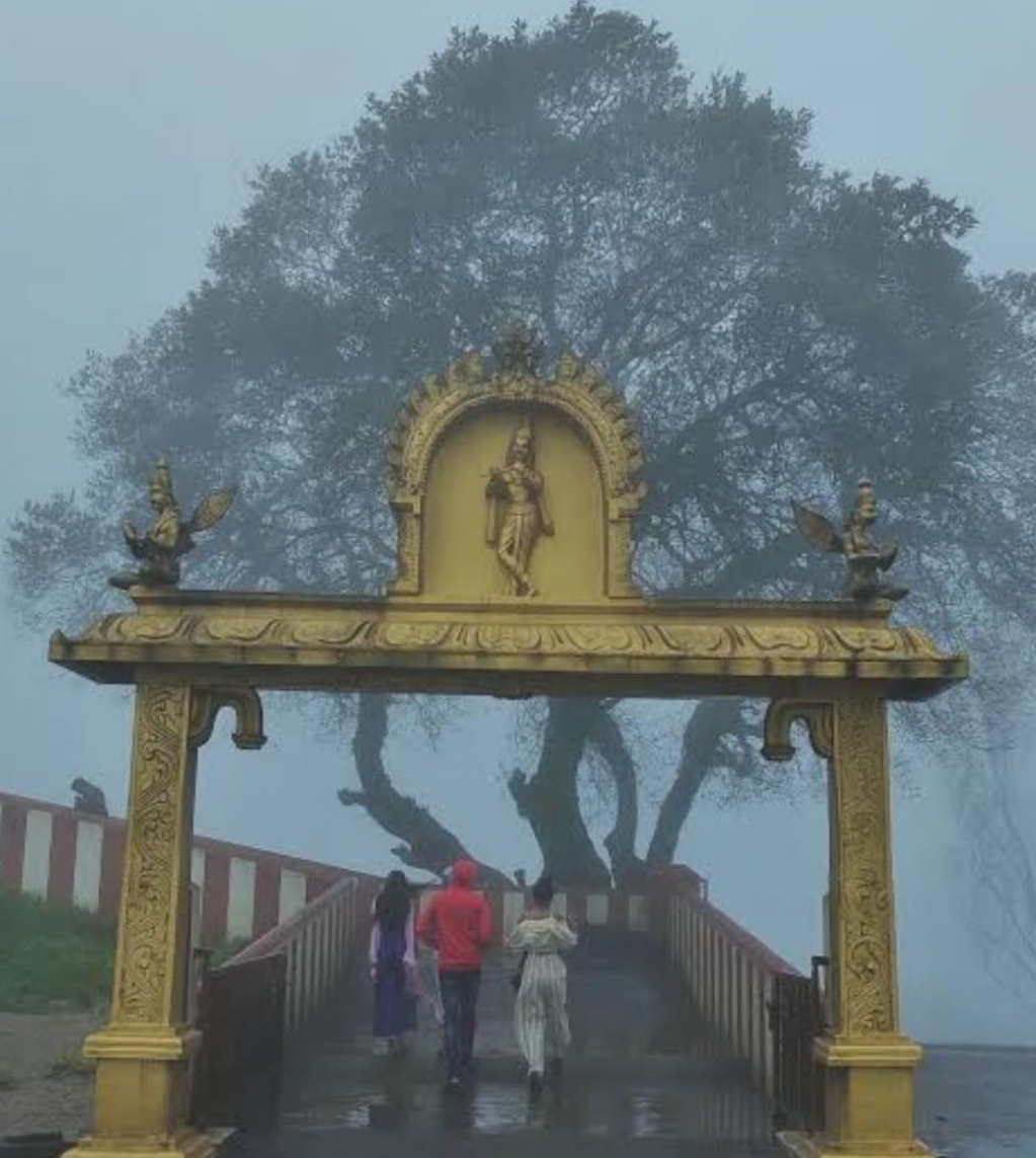 ಮೋಡದ ಮರೆಯಲ್ಲಿ ಹಿಮವದ್ ಗೋಪಾಲಸ್ವಾಮಿ ಬೆಟ್ಟ