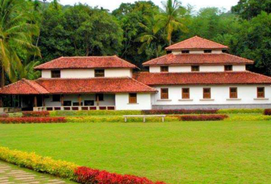 ಕವಿಶೈಲ ಸುತ್ತೋಣ...